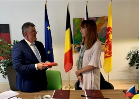 SE M. Pavel Klucký, Ambassadeur de la République tchèque à Bruxelles, et Mme Pascale Delcomminette, Administratrice générale de WBI, ont signé un cadre de travail entre la République tchèque et Wallonie-Bruxelles