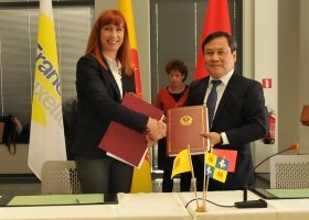 Signature à Bruxelles du programme 2019-2021 entre Mme Pascale Delcomminette, Administratrice générale de WBI et Mr VU Dai Thang, Vice-Ministre du Plan et de l’Investissement