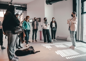 Pascale Delcomminette, Administratrice générale de WBI, et une délégation d'agents de WBI lors de la visite du Pavillon avec Marie du Chastel, curatrice du KIKK