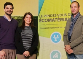 La signature de l'entente de partenariat a eu lieu lors du Rendez-vous des écomatériaux d'Asbestos : Frédéric Marcotte, directeur général de la MRC des Sources, organisatrice de l'événement, et Hervé-Jacques Poskin, directeur du Cluster Éco-Construction de Wallonie, entourent Claire Sirois, directrice du Créneau Écoconstruction du Bas-Saint-Laurent 