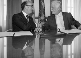 Rudy Demotte, Ministre-Président de la Communauté française de Belgique, et Philippe Couillard, Premier ministre du Québec, lors de la signature de l'Entente