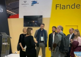 Mme Julie Dumont (ALS Brésil), Mme Audrey Lebas du Smart City Institute HEC Liège et une délégation de ICities (filiale de Smart City Barcelona à Curitibata au Brésil) sur le stand de l’AWEX