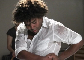 Taoufiq Izeddiou, fondateur du festival de danse contemporaine “On marche” 