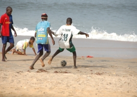 Enfants jouant au football sur la plage de Popenguine - Sénégal