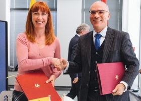 Mme Pascale Delcomminette, Administratrice générale de WBI, et Mr Nabil Ammar, Directeur général des Affaires Politiques, Economiques et de Coopération pour l’Europe et l’Union Européenne au Ministère des Affaires étrangères