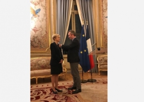 Fabienne Reuter reçoit la Légion d'honneur des mains du Secrétaire d’Etat à l’Europe et aux Affaires étrangères, Jean-Baptiste Lemoyne 