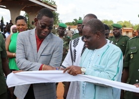 Inauguration de la Foire de l'Arbre par le Ministre de l'Environnement du Burkina Faso à travers la coupure du ruban