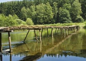 Le Pont de Claies du village de Laforêt, reconstruit chaque année à la belle saison (c) WBT-JPRemy