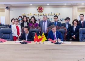 Signature au nom de leurs autorités respectives, du procès verbal de la 11ème CMP, par Monsieur Pham Hoang Mai, Directeur général du Département des Relations économiques extérieures du MPI et M. Nicolas Dervaux, Représentant des gouvernements de la Fédération Wallonie-Bruxelles et de la Wallonie au Vietnam 