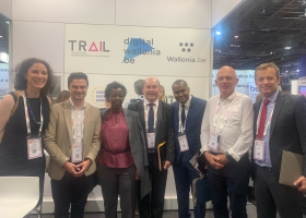 La secrétaire générale de l’OIF Louise Mushikiwabo avec le Prof. Benoît Macq et les représentants WBI – AWEX sur le stand Digital Wallonia