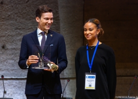 Martin Ouaklani et une étudiante au Prix UNESCO-France Télé (c) UNESCO - Fabrice Gentile