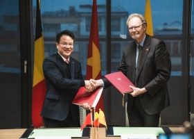 Signature de la 12e CMP Vietnam - Wallonie-Bruxelles - Tran Quoc Phuong et Christian Carette (c) WBI - J. Van Belle