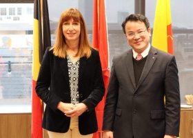 Signature de la 12e CMP Vietnam - Wallonie-Bruxelles - Tran Quoc Phuong et Pascale Delcomminette (c) Huong Giang – VNA