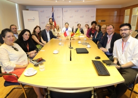 Réunion de lancement du projet dans les bureaux de l’AGCID à Santiago en présence du Directeur Enrique O’Farrill et d’Emmanuelle Dienga, Représentante Wallonie-Bruxelles ©️ Département presse de l’AGCID