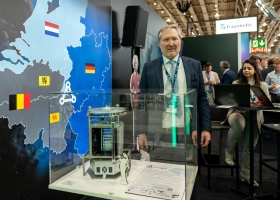 Michel Stassart présente la maquette ET Cristal à l'Hanovermesse en Allemagne © E. Meunier - WBI