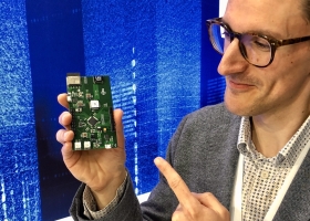 Jérôme Schruyers et un de ses prototypes de nez électronique © Christian Du Brulle