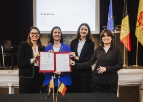 Photo de la signature d’un accord entre la Fédération Wallonie-Bruxelles, représentée par sa Ministre-Présidente Elisabeth Degryse, et le Fonds européen d’investissement, représenté par Georgiana Buturoiu, en présence de Jessica Larsson représentant la Commission Européenne