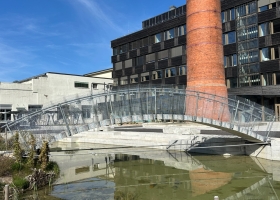 Photo d'une passerelle en béton de réemploi d’une portée de 10 mètres, réalisée par l’Ecole polytechnique fédérale de Lausanne, visible sur le site de la bluefactory à Fribourg © Christian Du Brulle