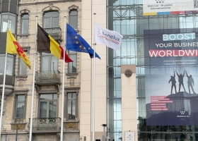 Photo de l'EIWB I et du drapeau du Benelux