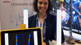 Sur la tablette à l’avant plan, on observe la signature en codes-barres colorés des deux colonnes de leds « blanches » disposées de part et d’autre de la chercheuse Véronique Georlette (UMons) © Christian Du Brulle