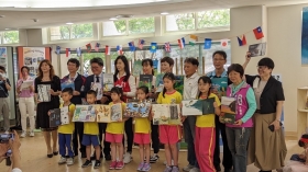 Les instituteurs et le directeur de l'école de Taoyuan 