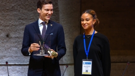 Martin Ouaklani et une étudiante au Prix UNESCO-France Télé (c) UNESCO - Fabrice Gentile