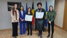 Photo Jour de la signature dans les bureaux de la Représentation Wallonie-Bruxelles au Chili, avec Emmanuelle Dienga et une partie de l'équipe de la Représentation WB, ainsi que Goya Hormazabal et Macarena Tuma de l'équipe du Persa et de la galerie La Curtiembre.