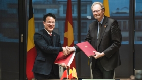 Signature de la 12e CMP Vietnam - Wallonie-Bruxelles - Tran Quoc Phuong et Christian Carette (c) WBI - J. Van Belle