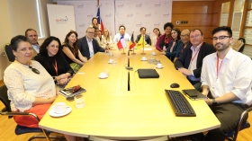 Réunion de lancement du projet dans les bureaux de l’AGCID à Santiago en présence du Directeur Enrique O’Farrill et d’Emmanuelle Dienga, Représentante Wallonie-Bruxelles ©️ Département presse de l’AGCID