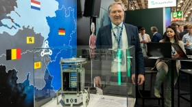 Michel Stassart présente la maquette ET Cristal à l'Hanovermesse en Allemagne © E. Meunier - WBI Michel Stassart présente la maquette ET Cristal à l'Hanovermesse en Allemagne © E. Meunier - WBI