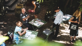 Rencontre professionnelle "Au bord de l'aube" aux rencontres de la photographie d'Arles ©️ J. Van Belle - WBI