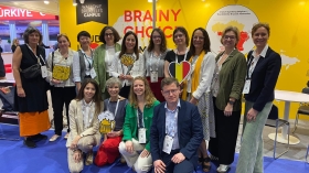 Photo de groupe de l’équipe Wallonie-Bruxelles Campus sur le stand Study in Belgium lors de la conférence annuelle de l’APAIE