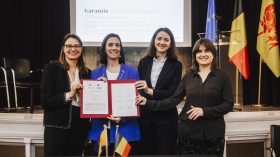 Photo de la signature d’un accord entre la Fédération Wallonie-Bruxelles, représentée par sa Ministre-Présidente Elisabeth Degryse, et le Fonds européen d’investissement, représenté par Georgiana Buturoiu, en présence de Jessica Larsson représentant la Commission Européenne