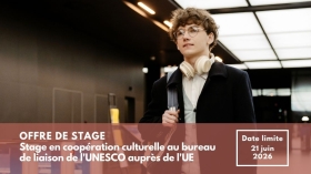 Photo d'un stagiaire dans un couloir