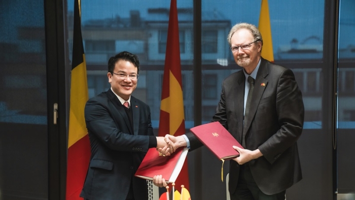 Signature de la 12e CMP Vietnam - Wallonie-Bruxelles - Tran Quoc Phuong et Christian Carette (c) WBI - J. Van Belle