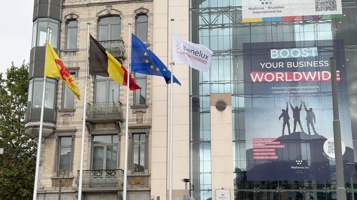 Photo de l'EIWB I et du drapeau du Benelux