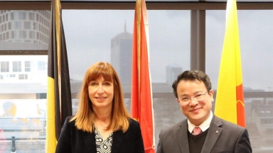 Signature de la 12e CMP Vietnam - Wallonie-Bruxelles - Tran Quoc Phuong et Pascale Delcomminette (c) Huong Giang – VNA