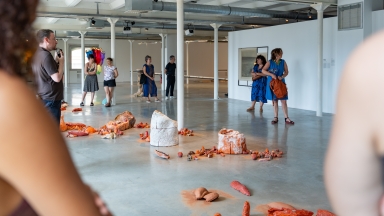 L'exposition "Tipping Point" lors de l'ouverture à la Friche de la Belle de Mai (Marseille)