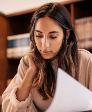 Jeune fille qui étudie à l’Université