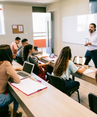 Jeunes étudiants qui assistent aux cours à l'université