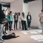 Pascale Delcomminette, Administratrice générale de WBI, et une délégation d'agents de WBI lors de la visite du Pavillon avec Marie du Chastel, curatrice du KIKK