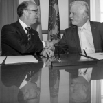 Rudy Demotte, Ministre-Président de la Communauté française de Belgique, et Philippe Couillard, Premier ministre du Québec, lors de la signature de l'Entente