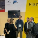 Mme Julie Dumont (ALS Brésil), Mme Audrey Lebas du Smart City Institute HEC Liège et une délégation de ICities (filiale de Smart City Barcelona à Curitibata au Brésil) sur le stand de l’AWEX