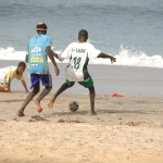 Enfants jouant au football sur la plage de Popenguine - Sénégal