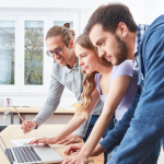 Jeunes adultes qui regardent un écran d'ordinateur portable