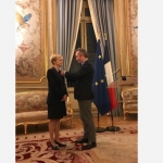 Fabienne Reuter reçoit la Légion d'honneur des mains du Secrétaire d’Etat à l’Europe et aux Affaires étrangères, Jean-Baptiste Lemoyne 