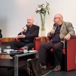 Le modérateur Bernd Oeljeschläger, Jean-Philippe Toussaint et Vincent von Wroblewsky, interprète 