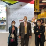 Le Directeur du Bureau Belge de Taipei Mr Frédéric Verheyden, en compagnie de l’équipe AWEX-WBI à Taipei Philippe Tzou et Angela Hsu, devant le pavillon belge de WBI au Taipei Int’l Book Exhibition (c) AWEX-WBI -Philippe TZOU