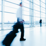 Homme avec une valise dans un aéroport - copyright canva