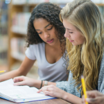 Jeunes femmes qui lisent un livre - copyright canva